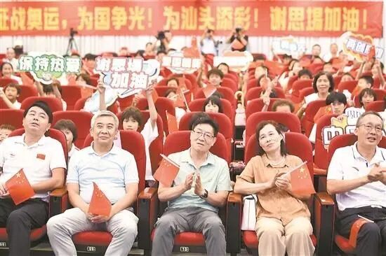 “他復(fù)出才一年多，能奪冠真的很不容易” 謝思埸家人與汕頭體校師生昨晚一起觀賽