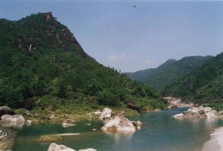 全球首例抗臺(tái)風(fēng)型海洋牧場(chǎng)網(wǎng)箱平臺(tái)在汕尾市安全投放